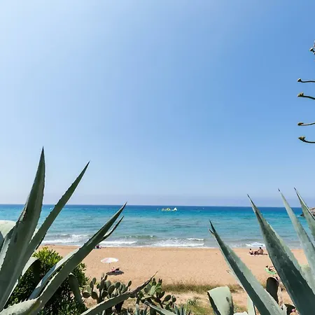 Corfu Seafront Beach With Garden דירה